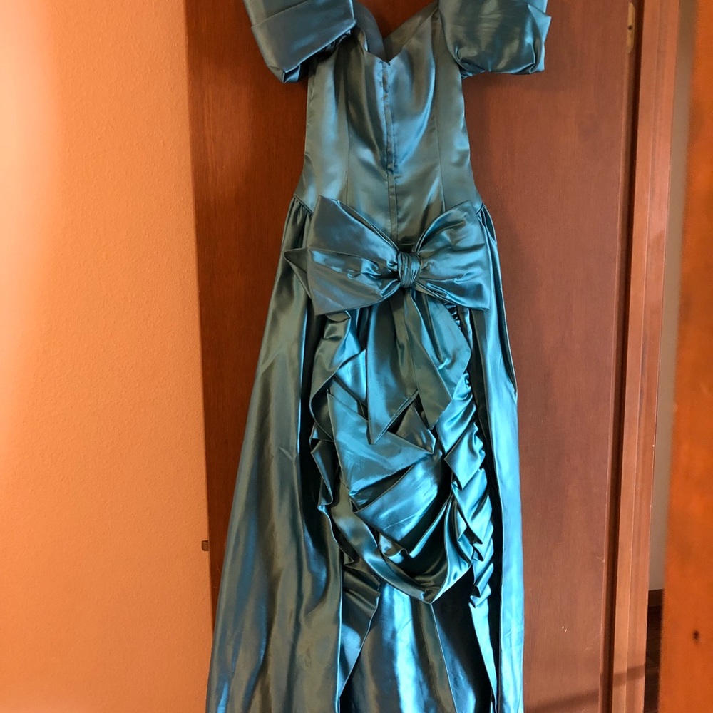 Formal dress - Picture 2 of 4